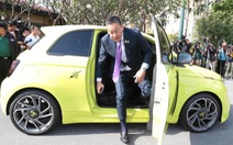 Thủ tướng Thái Lan lái xe điện cực hiếm của con gái đi làm