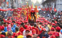 Hàng ngàn người chen nhau tham gia lễ rước kiệu chùa Bà Bình Dương