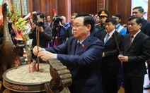 Chủ tịch Quốc hội Vương Đình Huệ dâng hương tưởng niệm Bác Hồ tại Nghệ An