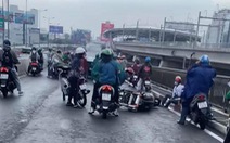 Nhiều người té ngã trên cầu Sài Gòn sau cơn mưa 'giải nhiệt'