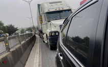 Kẹt ‘nút cổ chai’ cầu Gianh, xe qua quốc lộ 1 tại Quảng Bình phải nhích từng centimet