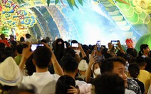 Người dân 'săn rồng' trên đường hoa Nguyễn Huệ 2024