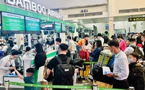 Bamboo Airways đưa tiếp viên xuống làm thủ tục check-in ở sân bay Tân Sơn Nhất
