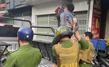 Khống chế người đàn ông cầm dao la hét, dọa đâm người ở TP Quảng Ngãi