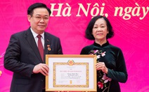 Chủ tịch Quốc hội Vương Đình Huệ nhận huy hiệu 40 năm tuổi Đảng