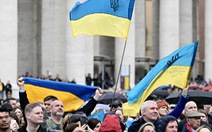 Ukraine đáp trả: Cờ chúng tôi màu vàng và xanh, không phải 'cờ trắng'