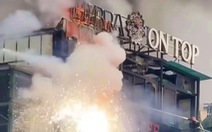 Lửa bốc cháy dữ dội trên tầng thượng một tòa nhà ở Hà Nội