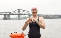 Kình ngư Ánh Viên rét run nhưng thích trải nghiệm bơi sông Hồng