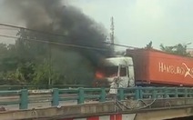 Đầu xe container bốc cháy ngùn ngụt kèm theo tiếng nổ trên cầu Xáng, huyện Bình Chánh