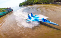 Chàng trai 9X chế mô hình máy bay chiến đấu Su-35 chạy trên nước