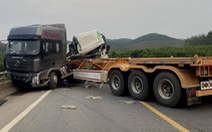 Xe đầu kéo 'đấu đầu' xe tải trên cao tốc Cam Lộ - La Sơn