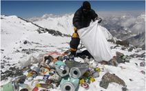 Người leo núi Everest sẽ phải mang túi đựng chất thải khi quay về