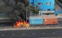 Xe container cháy dữ dội trên cầu Phú Mỹ