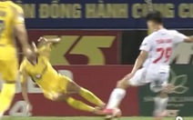 Cầu thủ Sông Lam Nghệ An lao 2 chân vào đối thủ
