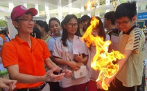 Học sinh hồi hộp và thích thú khi trải nghiệm 'bàn tay lửa' tại ngày hội STEM