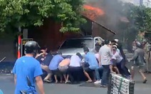 Gần 20 người hợp sức đẩy xe bán tải tránh đám cháy ở quận Tân Phú