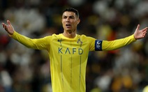 Trở lại sau án treo giò, Ronaldo tiếp tục bị cổ động viên chế giễu