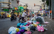 Đoạn đường Phan Văn Trị ở quận Bình Thạnh như bãi rác, nhiều người đến vứt bậy