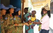 Nữ chiến sĩ 'mũ nồi xanh' Việt Nam tặng sữa non cho sản phụ châu Phi