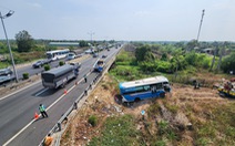 Xe khách văng khỏi cao tốc TP.HCM - Trung Lương, hàng chục người bị thương