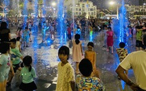 Trẻ em ùa vào tắm ở sàn nhạc nước quảng trường 29-3 Đà Nẵng gây tranh cãi