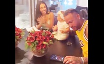 Hành động lén lút của Neymar trong tiệc sinh nhật con gái