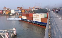Cứu hộ tàu 4.600 tấn đứt neo, kẹt dưới gầm cầu Đồng Nai