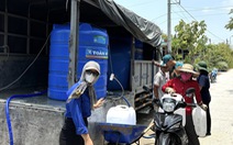 Trời nóng bức, hiệu trưởng đại học vận động tặng cả trăm khối nước sạch cho bà con