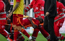 Trung vệ AS Roma đổ gục trên sân khiến trận đấu phải tạm hoãn
