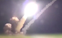 Iran công bố video phóng tên lửa dồn dập vào Israel giữa màn đêm