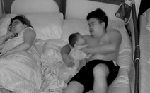 Bố nằm ngủ giật mình vì bị con bú nhầm ti