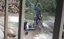 Bé trai ngã dập mông khi bố chở đi học