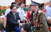 Thủ tướng xúc động gặp mặt các chiến sĩ Điện Biên ngay tại chiến trường xưa