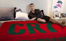 Ronaldo lại có hat-trick, giường ngủ được bán từ thiện giá cao
