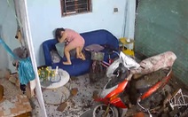 Mẹ dùng thân mình che cho con khi tường hàng xóm đổ sập vào nhà