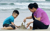 Nắng nóng bãi biển tấp nập khách, Đà Nẵng chuẩn bị lễ hội biển cuối tháng này