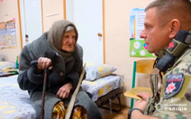 Cụ bà 98 tuổi vượt 10km dưới làn đạn pháo ở Ukraine