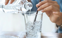 Uống nước lạnh mùa nắng nóng cẩn thận khiến cơ thể gặp phải nhiều vấn đề nghiêm trọng