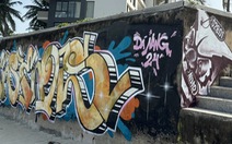 Graffiti bừa bãi, nhếch nhác ở bãi biển Đà Nẵng