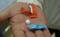 30 học sinh nhập viện sau khi ăn kẹo 'lạ', nghi hysteria