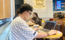 Khách ôm laptop ‘cắm rễ’ ở quán cà phê mùa nóng: Khéo chiều dễ thành khách ruột