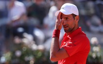 Bị chai nước rơi trúng đầu ở Rome Masters, Djokovic phải kiểm tra não