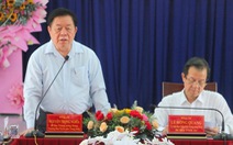 Trưởng Ban Tuyên giáo Trung ương Nguyễn Trọng Nghĩa làm việc, tặng quà hộ nghèo ở An Giang