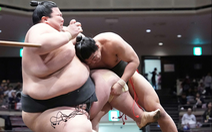 Võ sĩ sumo 93kg quật ngã 'gã khổng lồ' 252kg chỉ sau vài giây