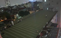 Cháy nhà 4 tầng gym-game-bia, hàng chục người leo lên mái nhà chờ giải cứu