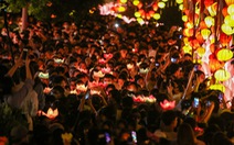 Hàng ngàn người dự lễ thả hoa đăng tại TP.HCM mừng Đại lễ Phật đản 2024