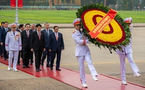 Đại biểu Quốc hội dự kỳ họp thứ 7 vào lăng viếng Chủ tịch Hồ Chí Minh