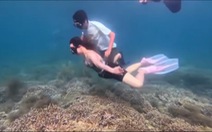 Các cô gái chìm không nổi khi trải nghiệm lặn biển, ngắm san hô