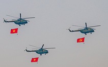 Biên đội trực thăng vũ trang treo cờ tung bay trên bầu trời Điện Biên