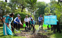 Phó bí thư Nguyễn Phước Lộc trồng cây bàng vuông tại trường Nguyễn Thị Minh Khai và Marie Curie